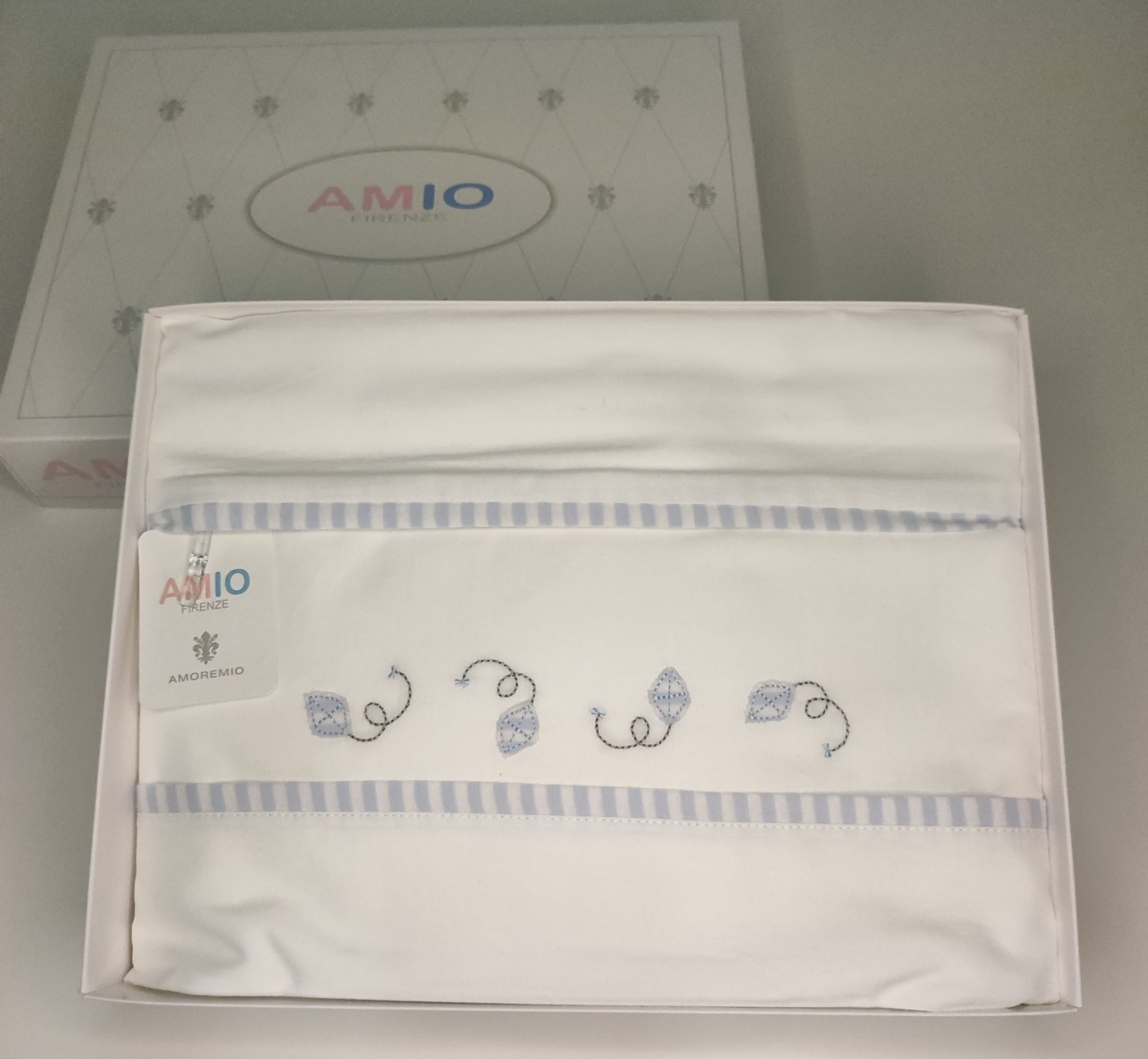 737b7fe2c520596f0f8dcc2426c4c15e Coordinato Lettino Bianco/Cielo - immagine 1