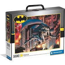 f3d0eaf3c9ca0122ca159395a7289deb Clementoni Puzzle 1000 Pz. Batman in Valigetta - immagine 1